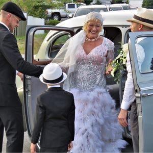 I mesure 5 feet 8 inches and 150 pounds, white silver and soft pink, hand made